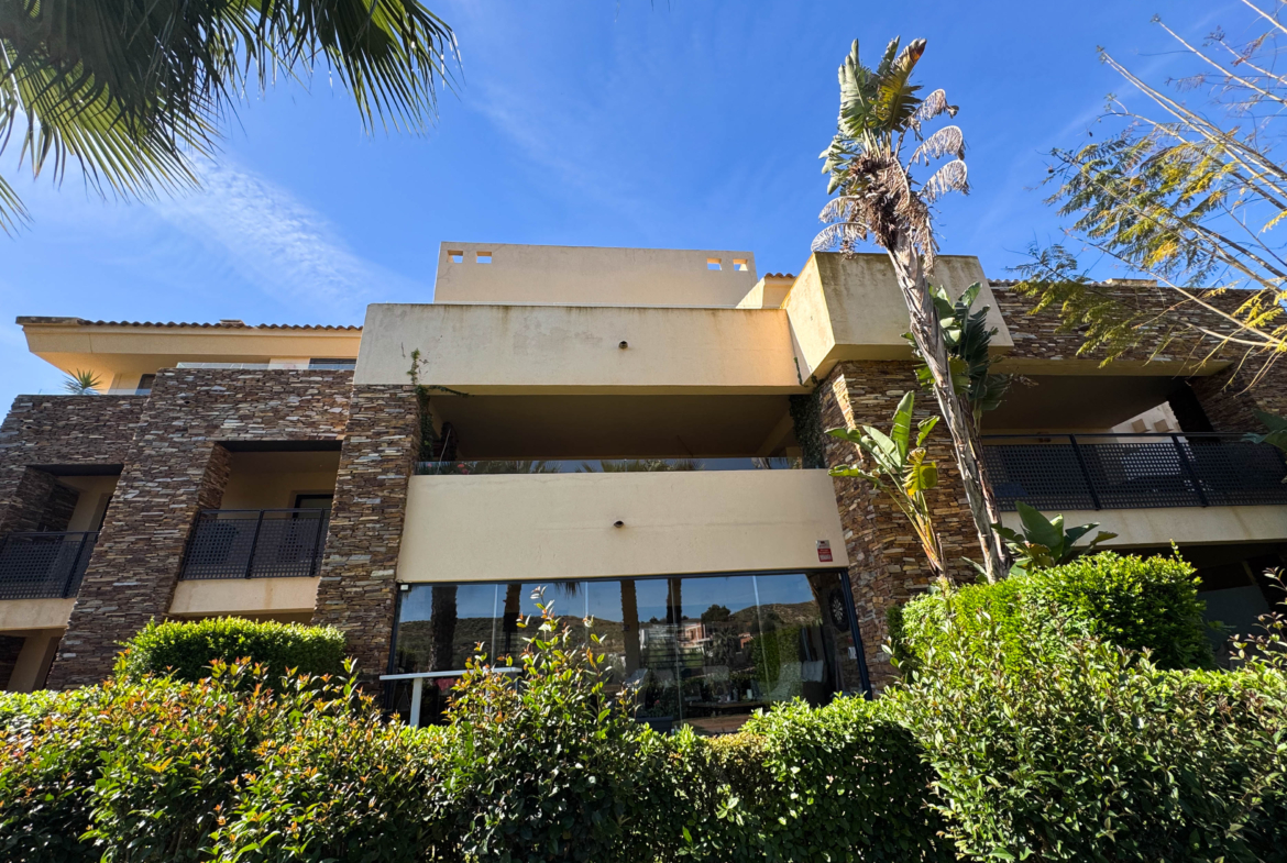 2 BEDS 1 BATH GOLF APARTMENT